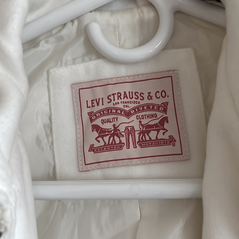Levi's White Jacket with Cropped Length and Classic Collar - Picture 4 of 11